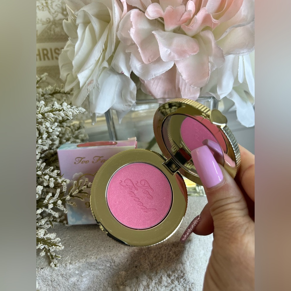 NIB - Too Faced - Cloud Crush Blurring Blush - Golden Hour